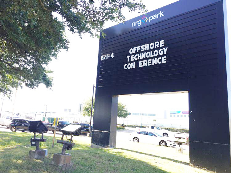 6經(jīng)過(guò)半個(gè)多小時(shí)的車(chē)程，到了一個(gè)叫nrg park的地方。