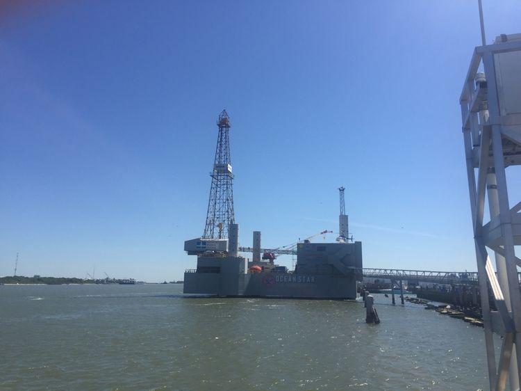 藍天白云下靠岸的，是一艘民用的仿真氣墊船。