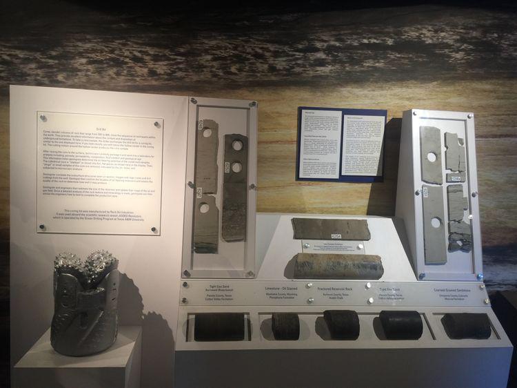 采油勘探鉆井岀來的：各種不同類型的礦物質標本展示！