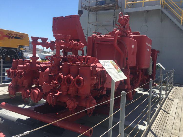 采油勘探鉆井平臺上：已經是N多年前的老式泵閥系統！