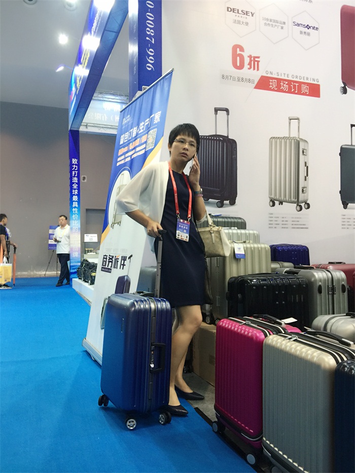 你不到現(xiàn)場(chǎng)是很難體會(huì)到，原來我們的箱包是那么的時(shí)尚好看的哦！