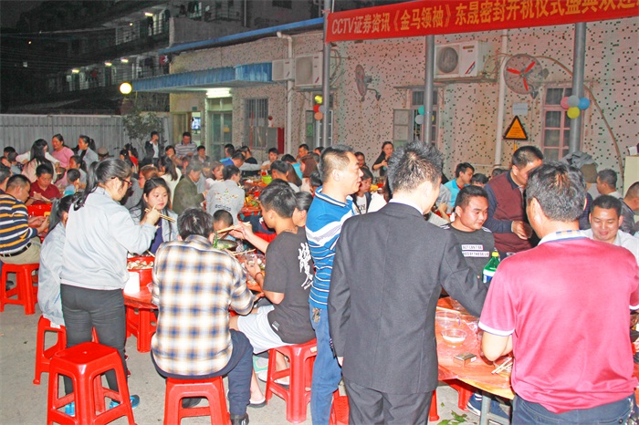 讓我們一杯酒敬過(guò)去，辛勤努力，收獲碩果，為自己打個(gè)call；一杯酒敬現(xiàn)在，身邊相伴同奮斗的人兒們，謝謝你；最后一杯酒敬未來(lái)，值得期待，風(fēng)雨同行，再創(chuàng)輝煌！