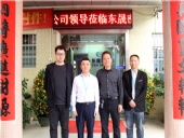 春風迎來喜鵲臨，東晟喜迎訪客來；